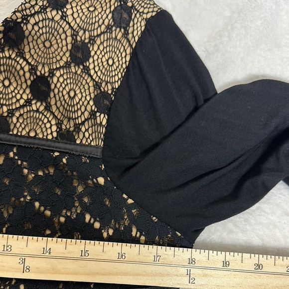 BKE Black and Tan Graphic Fitted Blouse - Picture 4 of 9